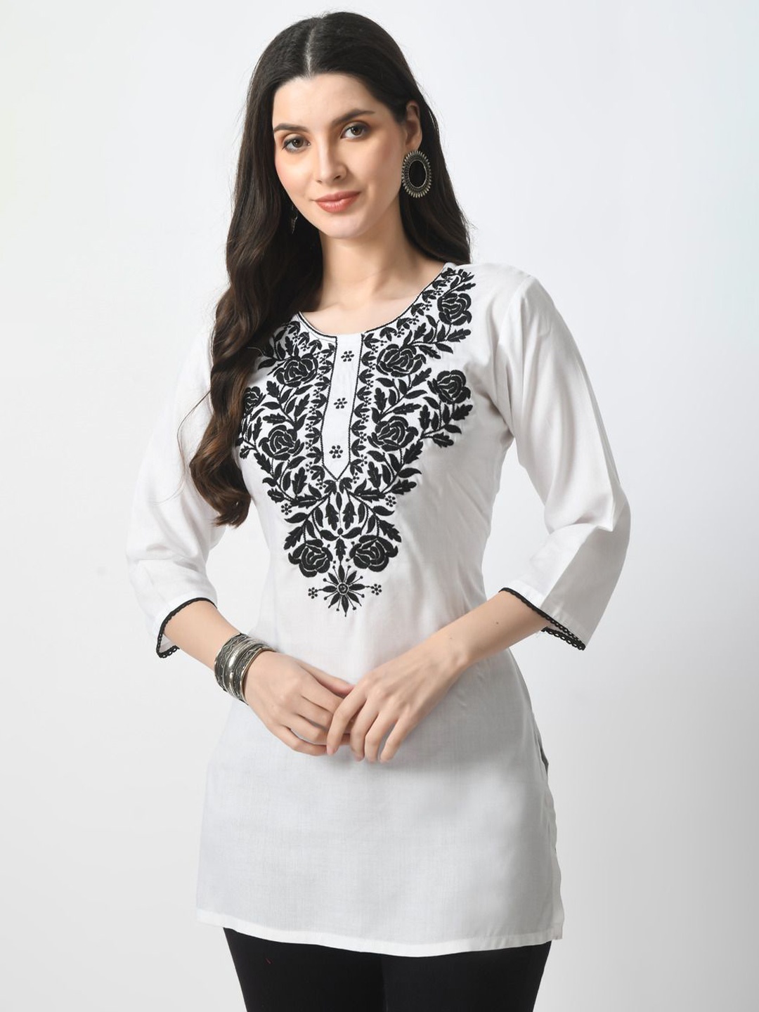 

LIBOZA Women Floral Embroidered Chikankari Straight Kurti, White