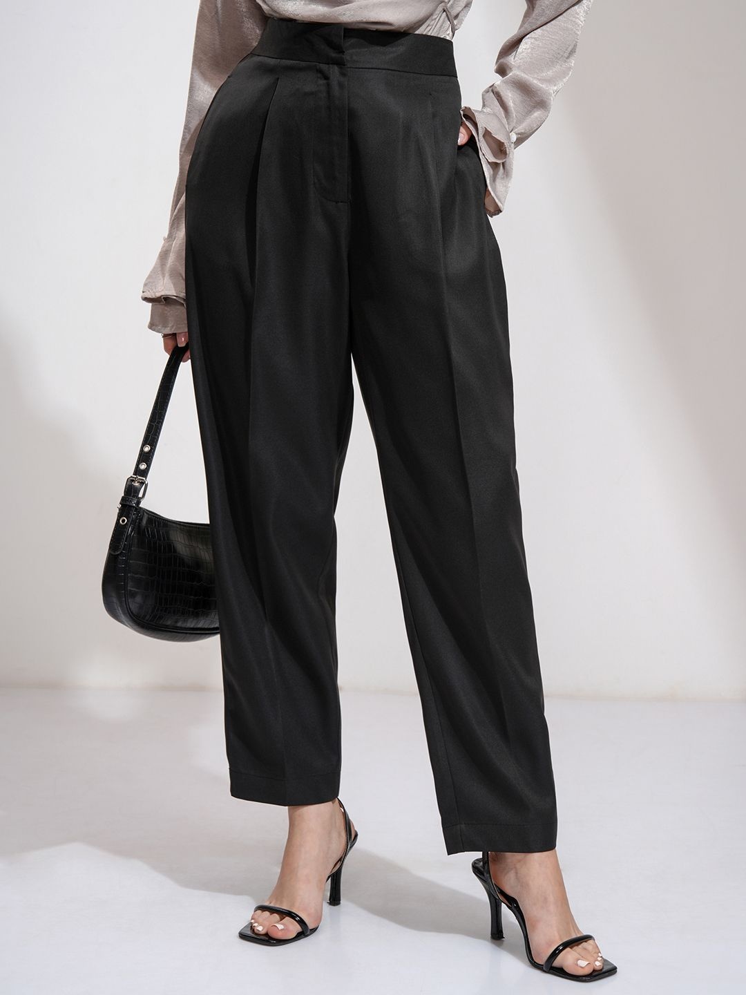 

CHIC BY TOKYO TALKIES Women Carrot Fit Pleated Pant with Side Pocket, Black