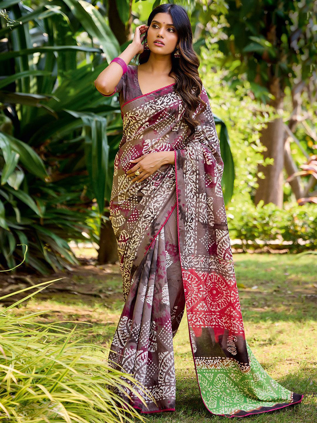 

Mitera Batik Printed Saree With Blouse Piece, Grey