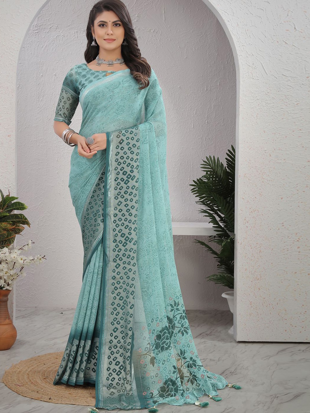 

Mitera Floral Printed Brasso Saree With Blouse Piece, Blue
