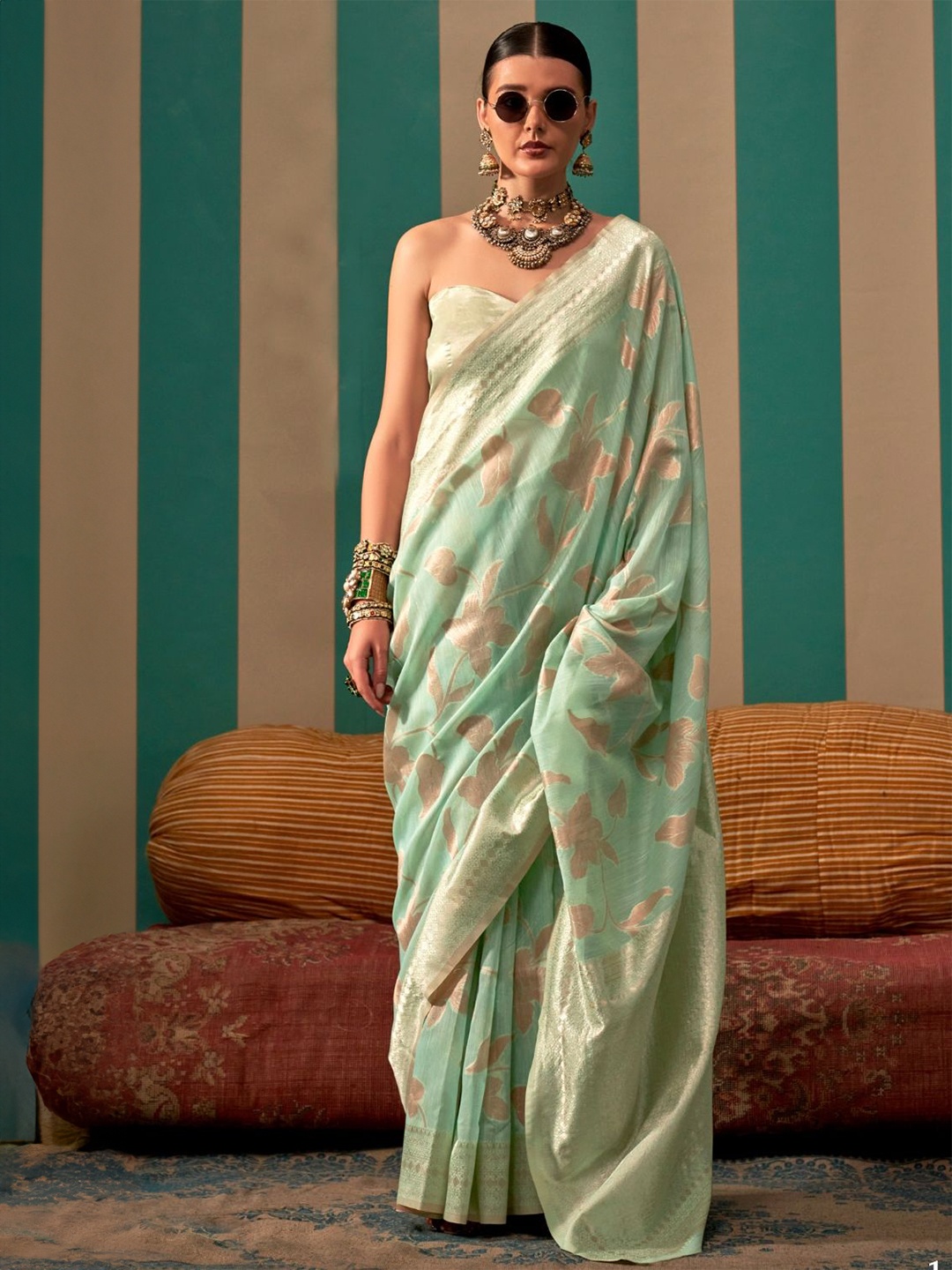 

PEENGAX Woven Design Linen Blend Saree, Sea green