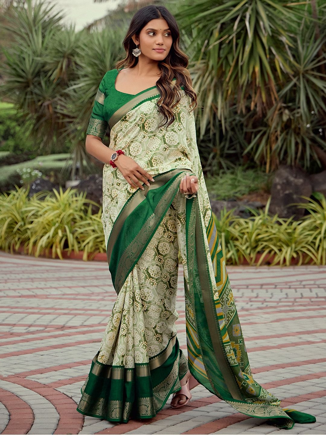 

Mitera Bandhani Printed Zari Saree, Green