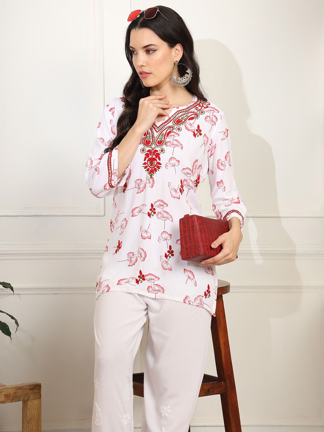 

SUFIZA LIFESTYLE Women Floral Printed Straight Kurti, White