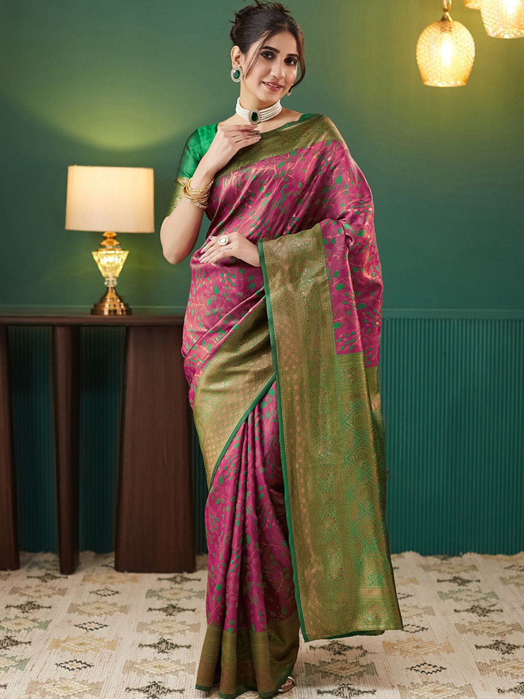 

Mitera Woven Design Saree, Pink