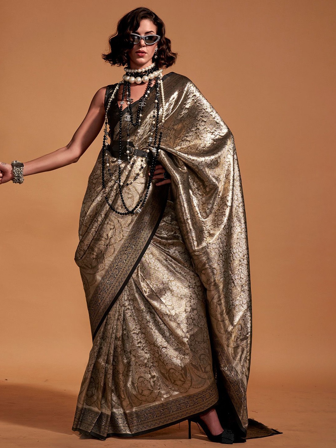 

PEENGAX Woven Design Zari Silk Blend Saree, Black