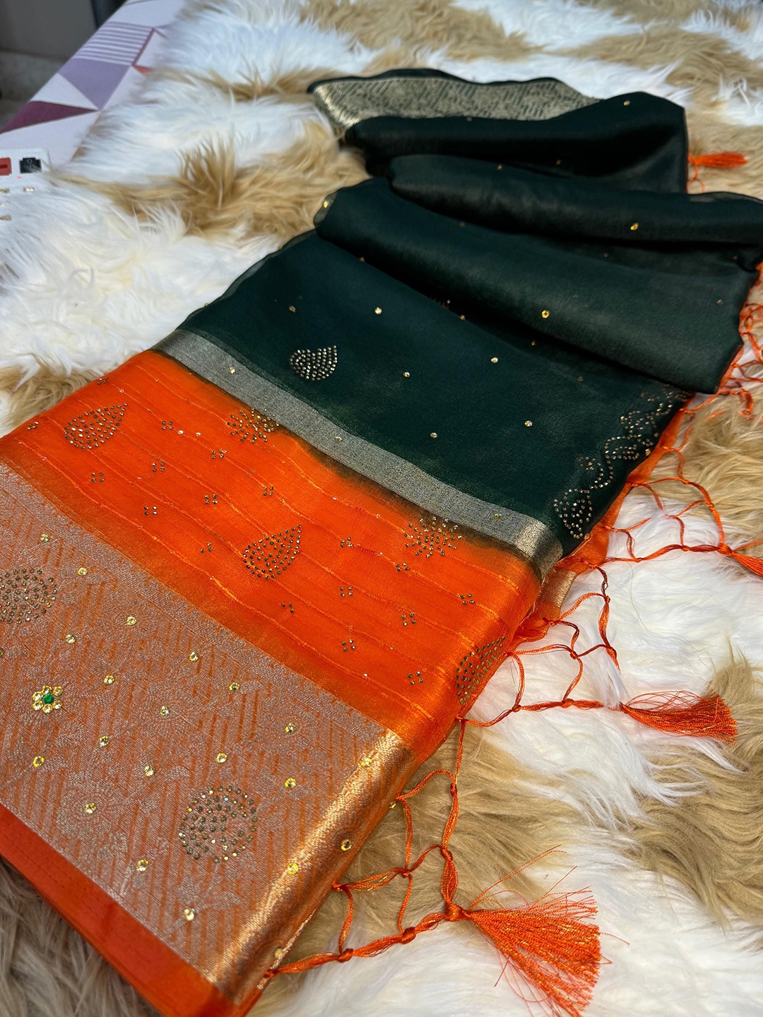 

DIVASTRI Embellished Beads and Stones Organza Banarasi Saree, Green