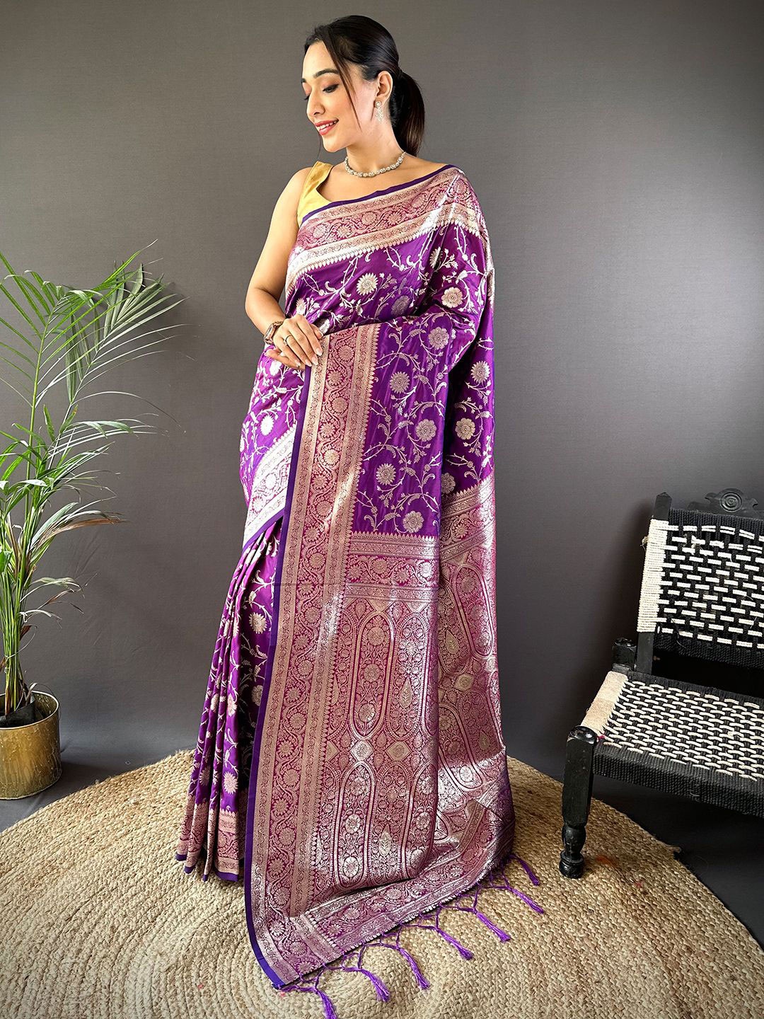 

Panzora Women Woven Design Zari Banarasi Saree, Purple