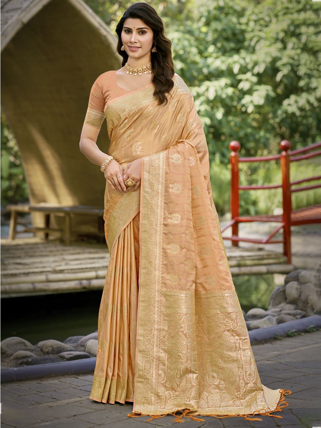 

SANGAM PRINTS Woven Design Zari Banarasi Saree, Gold