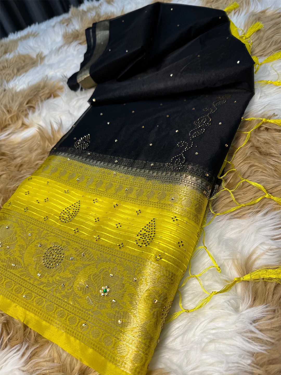 

DIVASTRI Embellished Beads and Stones Organza Banarasi Saree, Black
