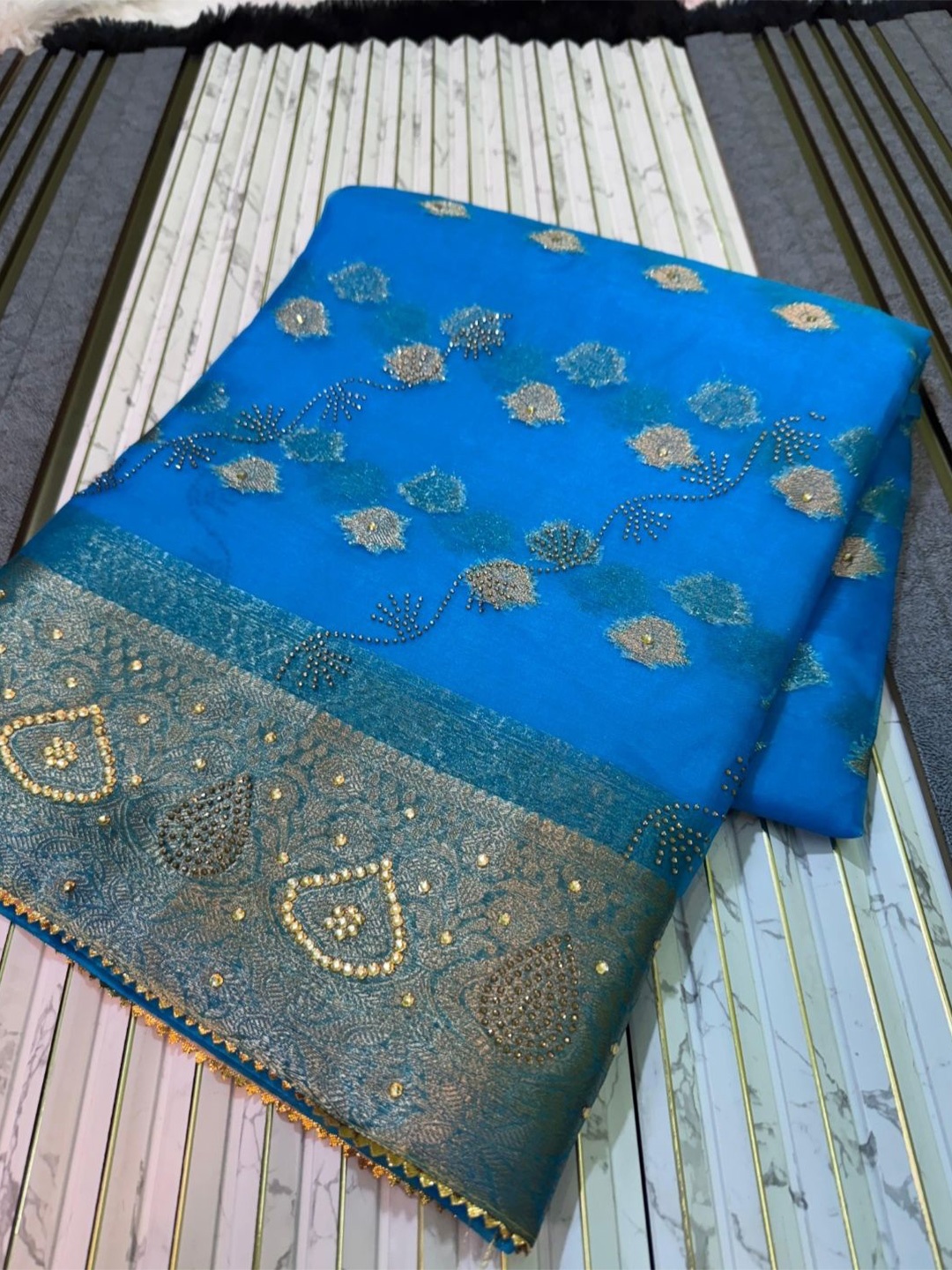 

DIVASTRI Embellished Beads and Stones Organza Banarasi Saree, Turquoise blue