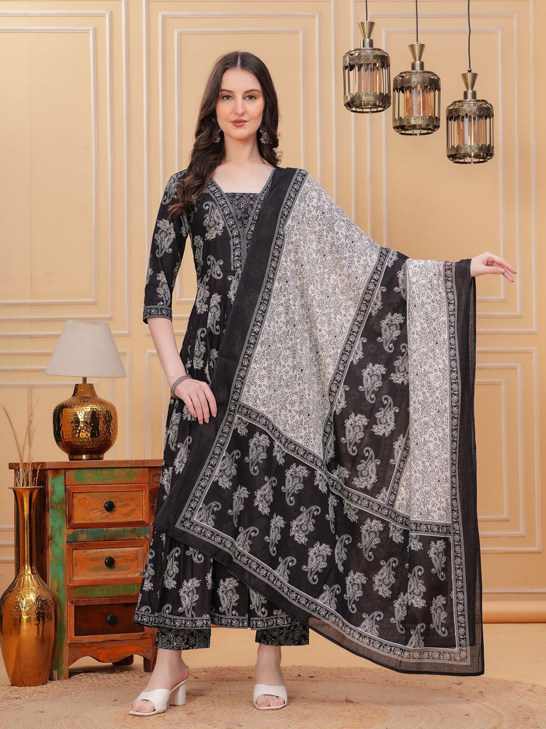 

KIRNYA Women Floral Printed Panelled Pure Cotton Kurta with Trousers & With Dupatta, Black