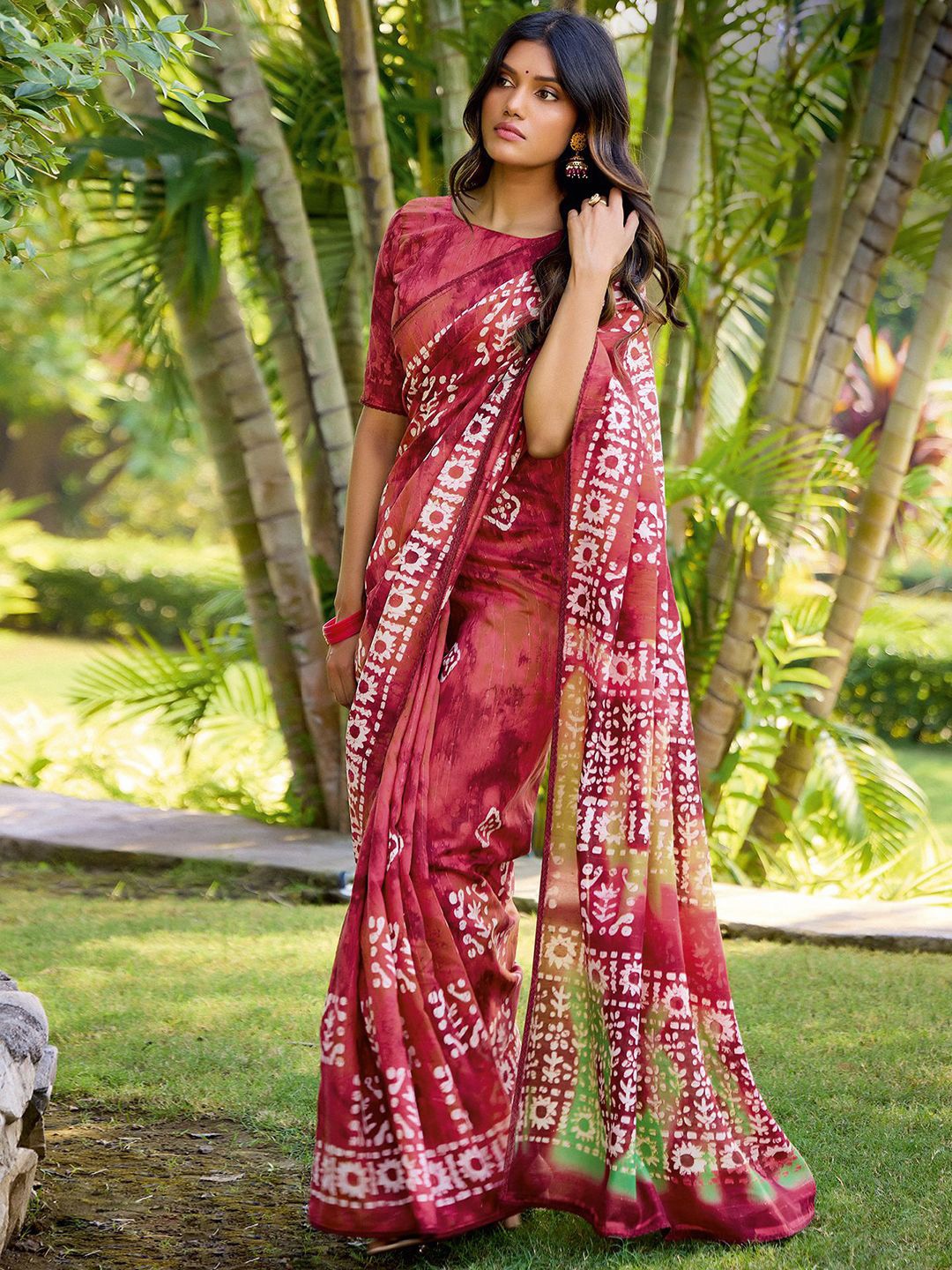 

Mitera Batik Printed Saree With Blouse Piece, Red