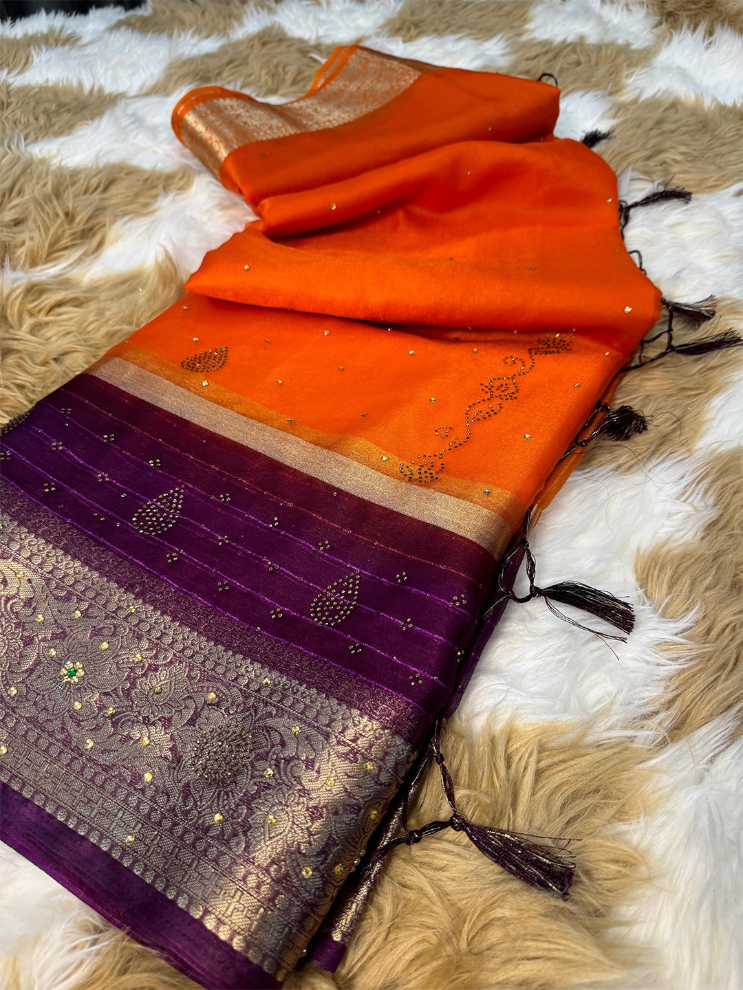 

DIVASTRI Women Embellished Beads and Stones Organza Banarasi Saree, Orange