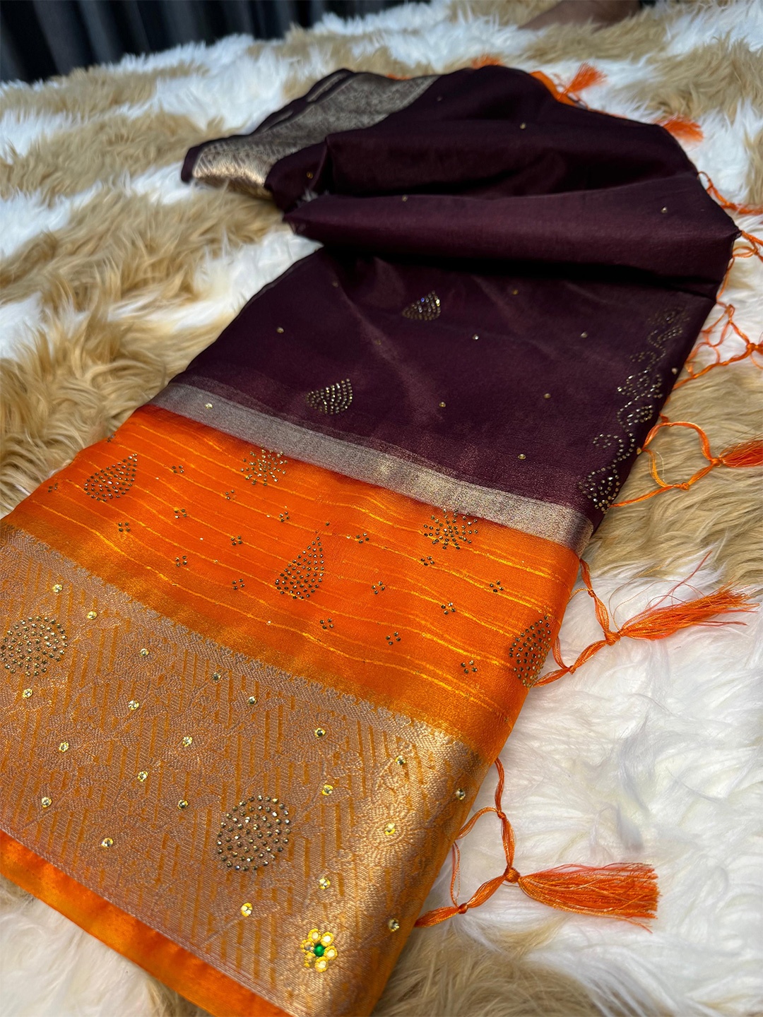 

DIVASTRI Embellished Beads and Stones Organza Banarasi Saree, Magenta