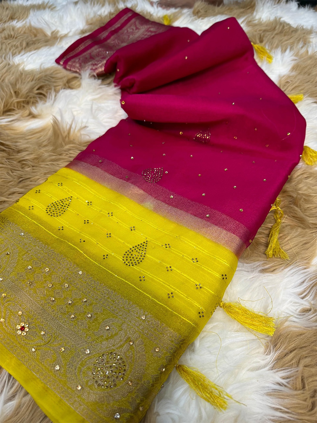 

DIVASTRI Embellished Beads and Stones Organza Banarasi Saree, Pink