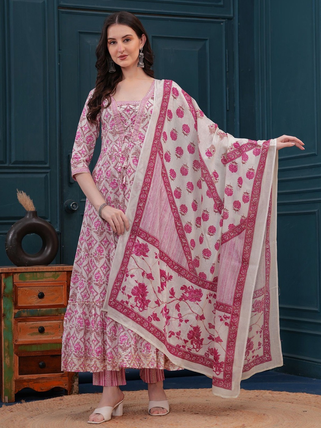 

KIRNYA Women Floral Printed Regular Pure Cotton Kurta with Pyjamas & With Dupatta, Pink