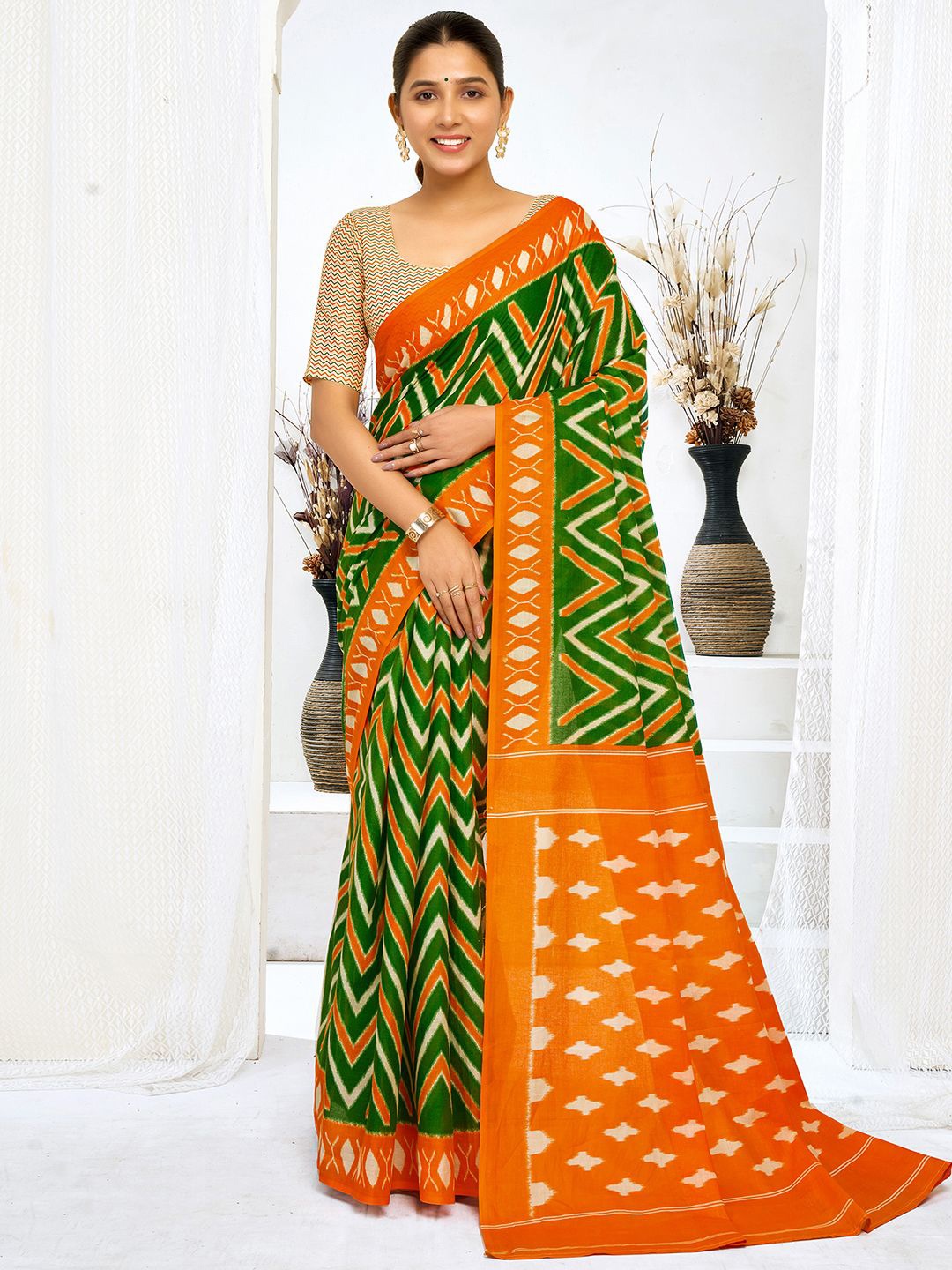 

Mitera Ethnic Motifs Saree, Green