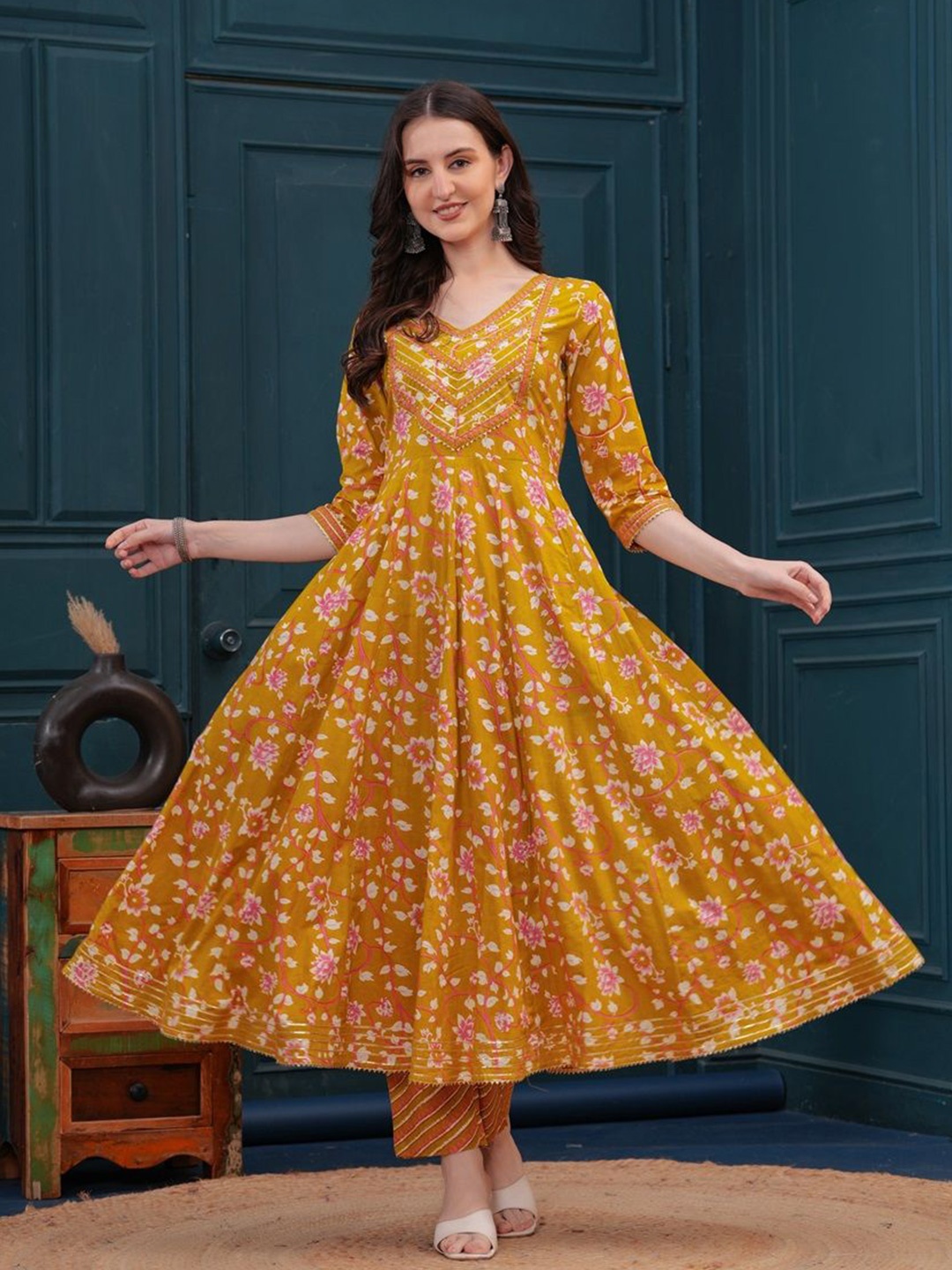 

KIRNYA Women Floral Printed Gotta Patti Anarkali Kurta, Yellow