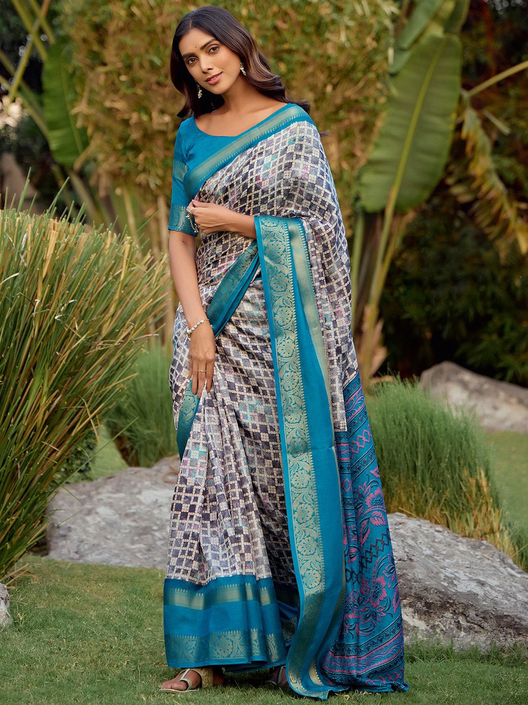 

Mitera Woven Design Bandhani Saree, Grey