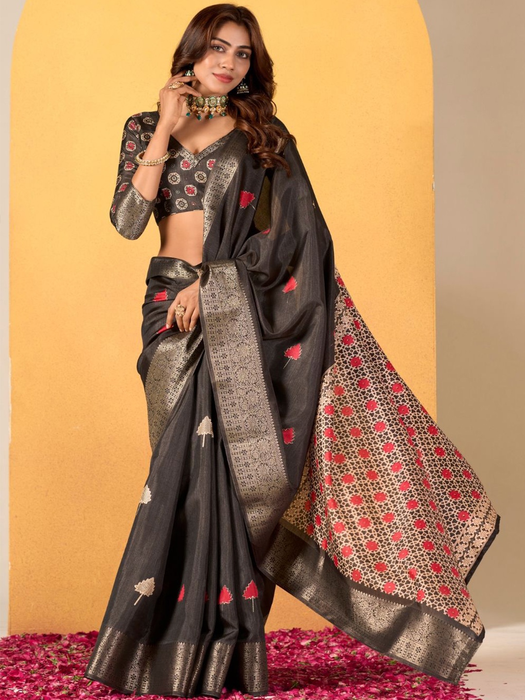 

DEVATITHI Grey Soft Dola With Foil Print Saree