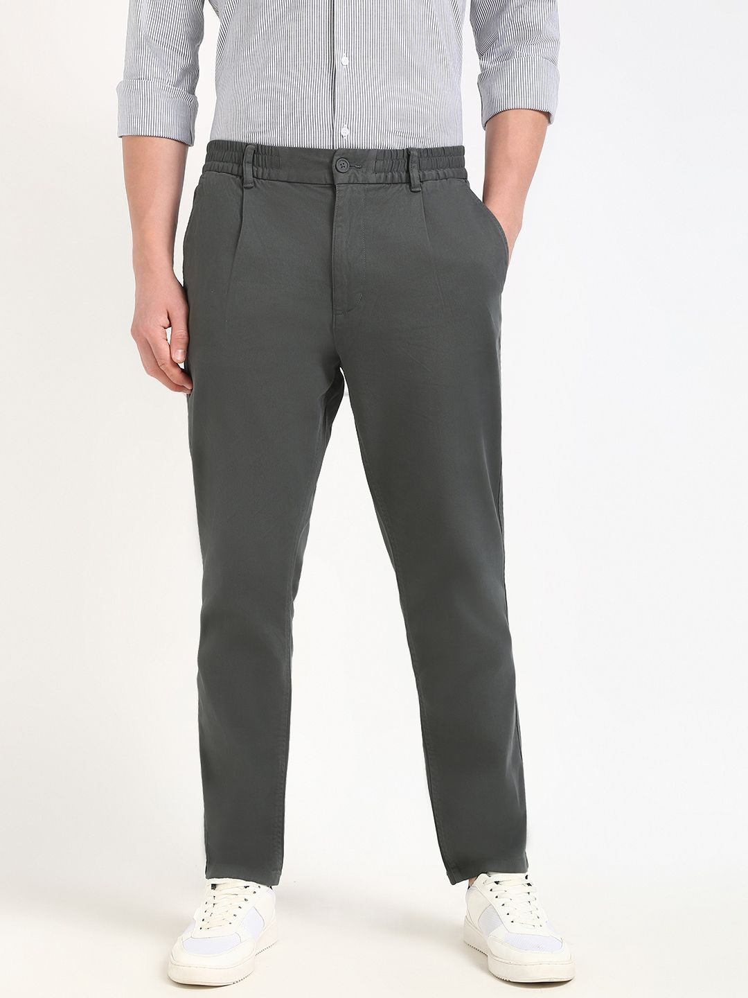 

Tommy Hilfiger Men Relaxed Fit Mid-Rise Trousers, Grey