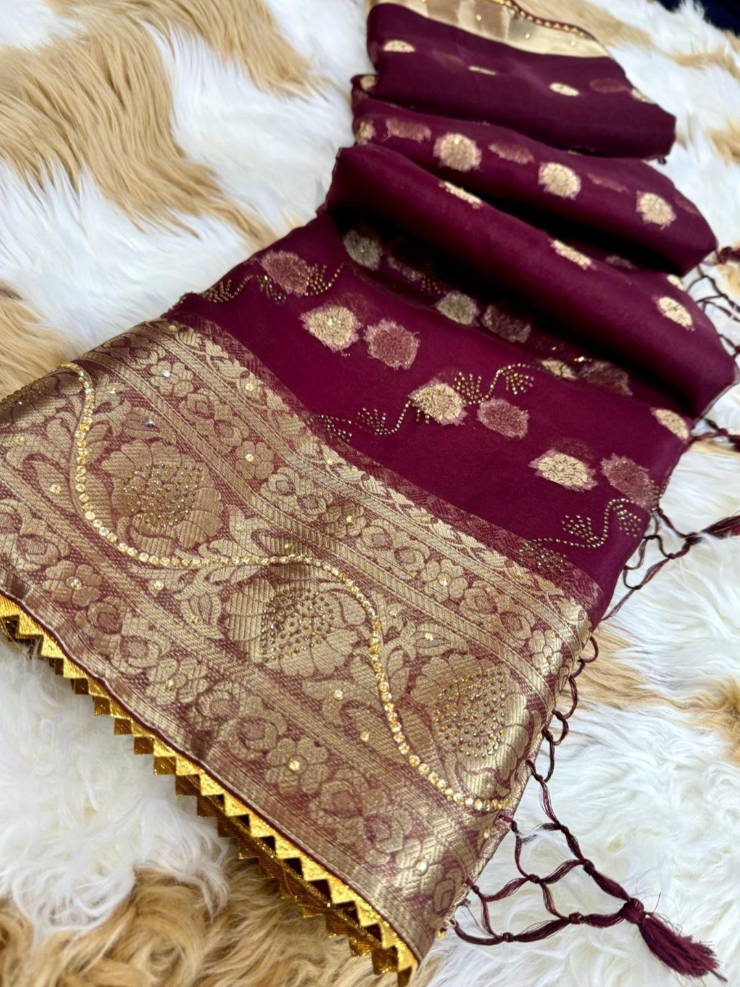 

DIVASTRI Woven Design Zari Organza Banarasi Saree, Magenta