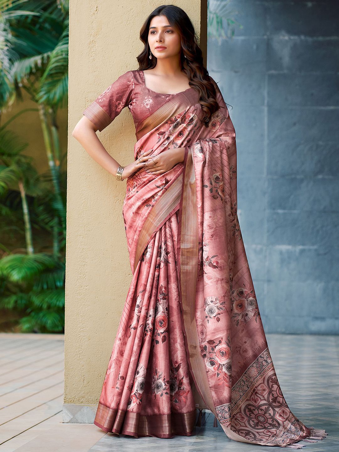 

Mitera Floral Printed Zari Saree, Peach