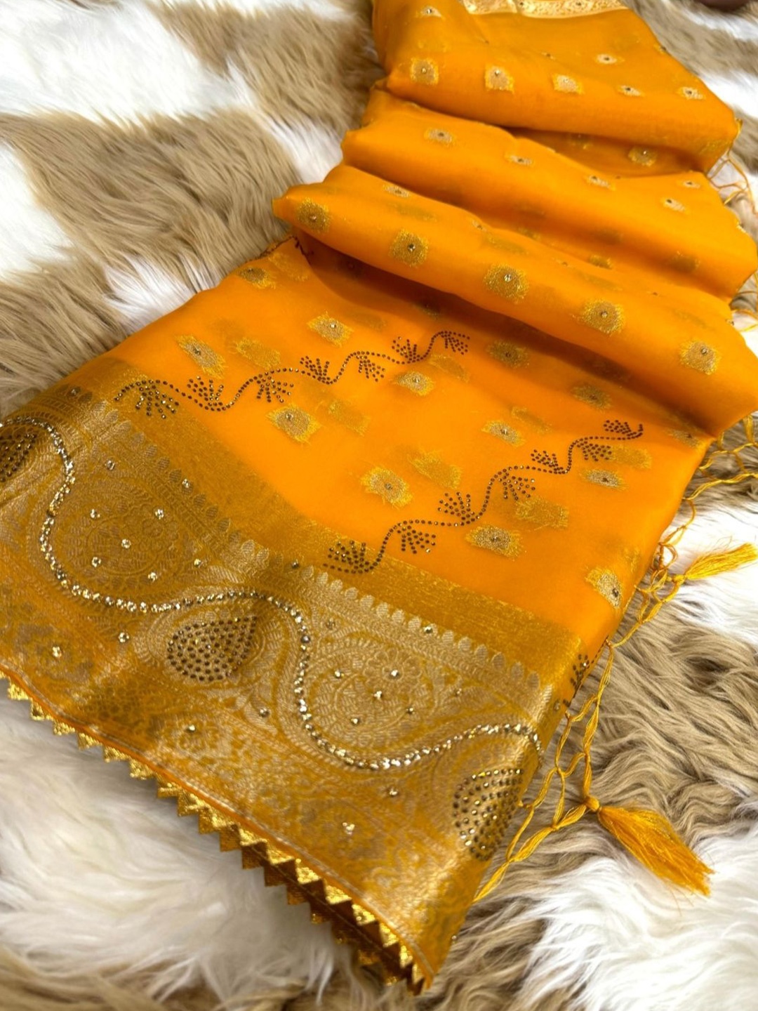 

DIVASTRI Woven Design Zari Organza Banarasi Saree, Yellow