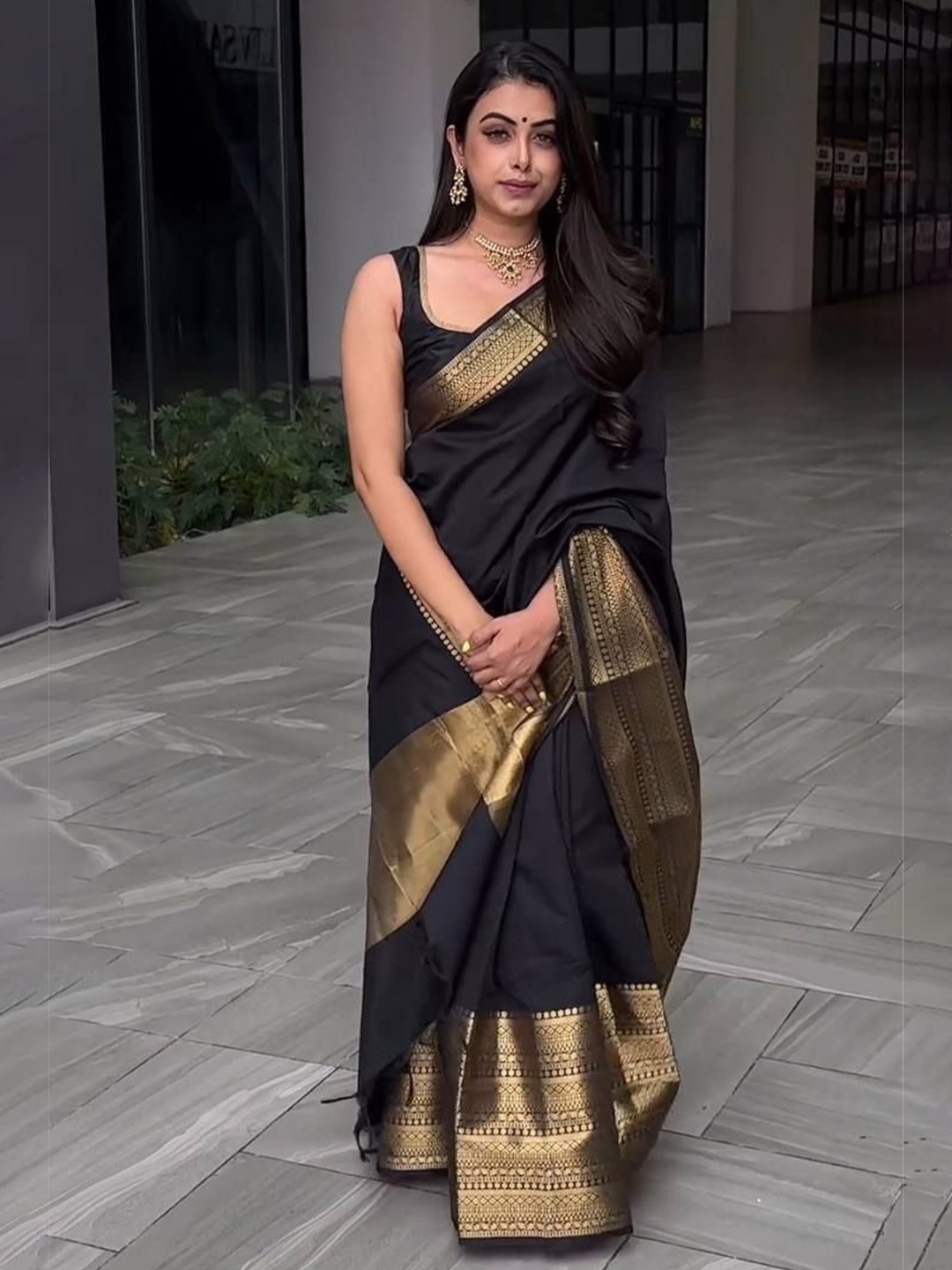 

Upalksh Solid Banarasi Saree, Black