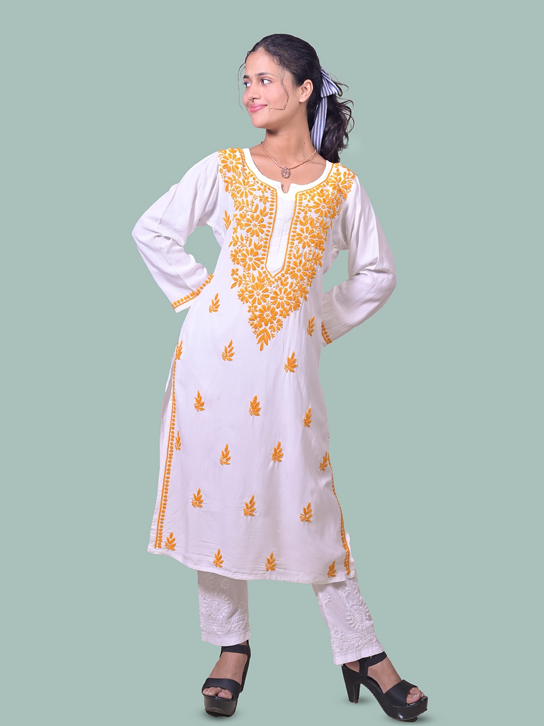 

SUFIZA LIFESTYLE Women Embroidered Chikankari Straight Kurta, White