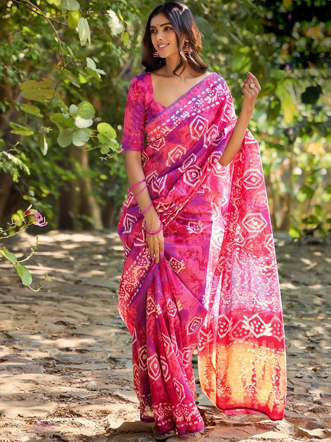 

Mitera Batik Printed Saree With Blouse Piece, Pink