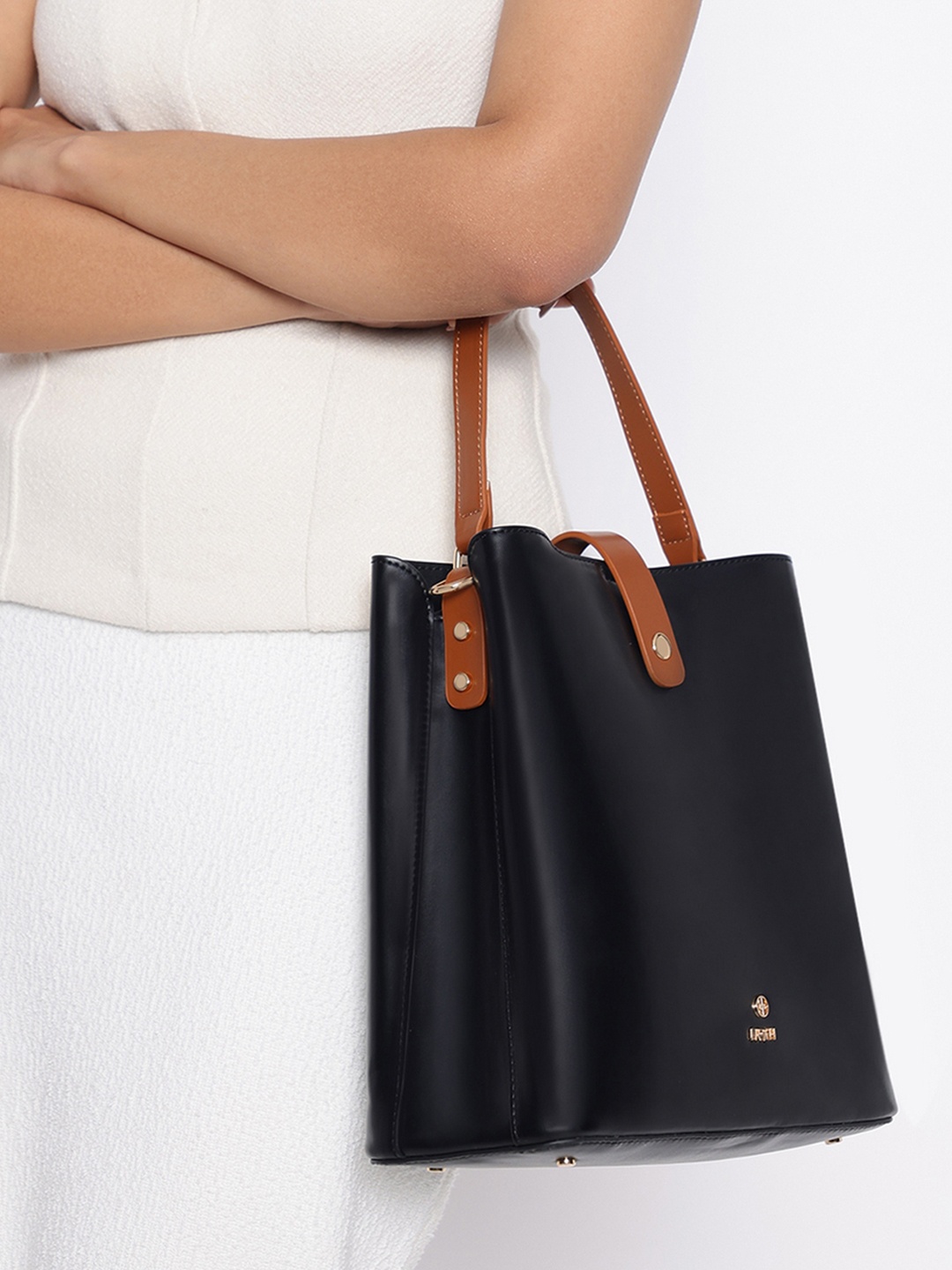 

IRTH Structured Handheld Bag, Black