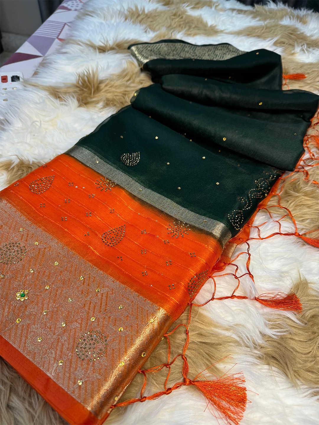 

DIVASTRI Embellished Beads and Stones Organza Banarasi Saree, Green