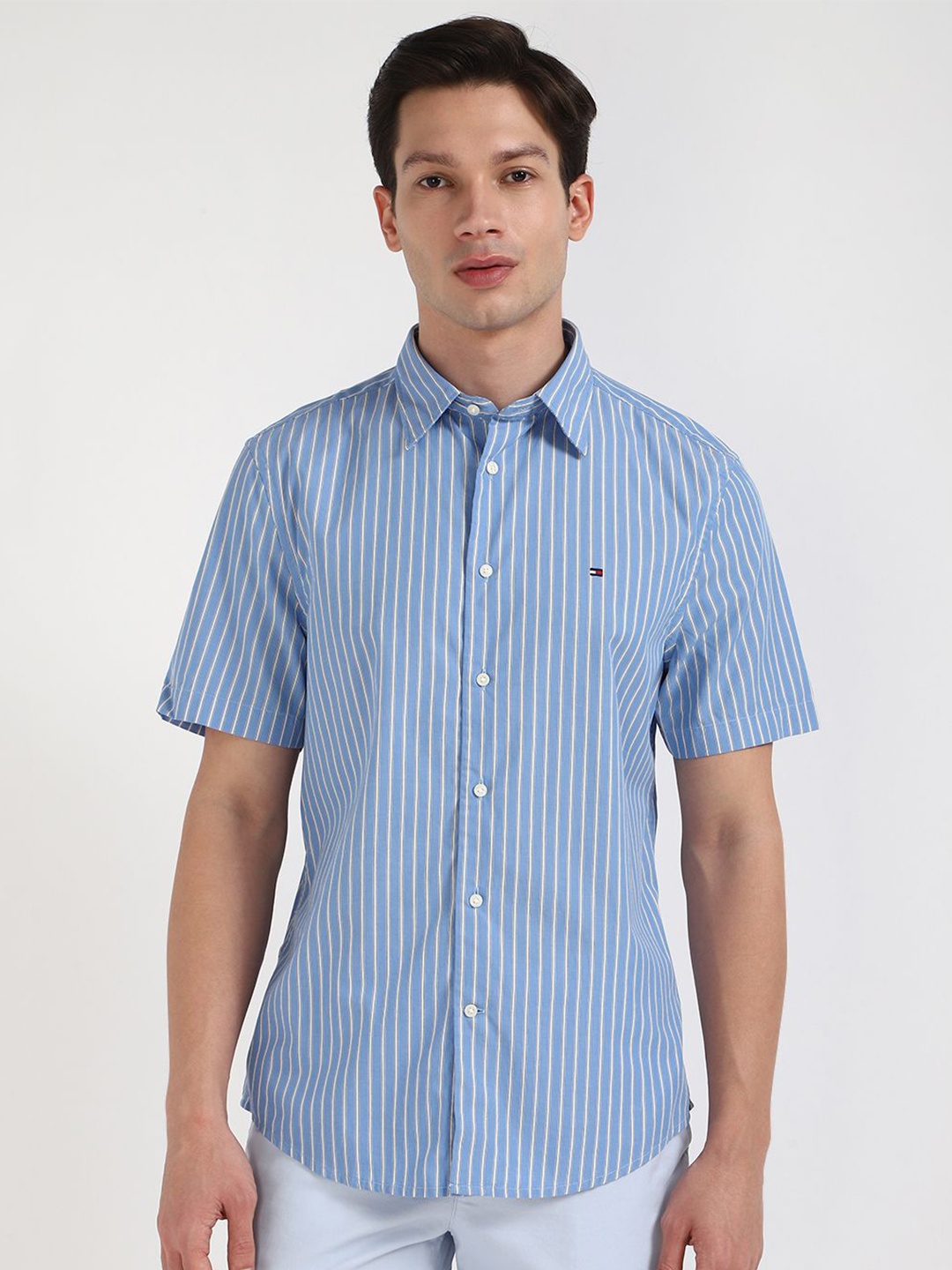 

Tommy Hilfiger Men Spread Collar Vertical Striped Cotton Casual Shirt, Blue