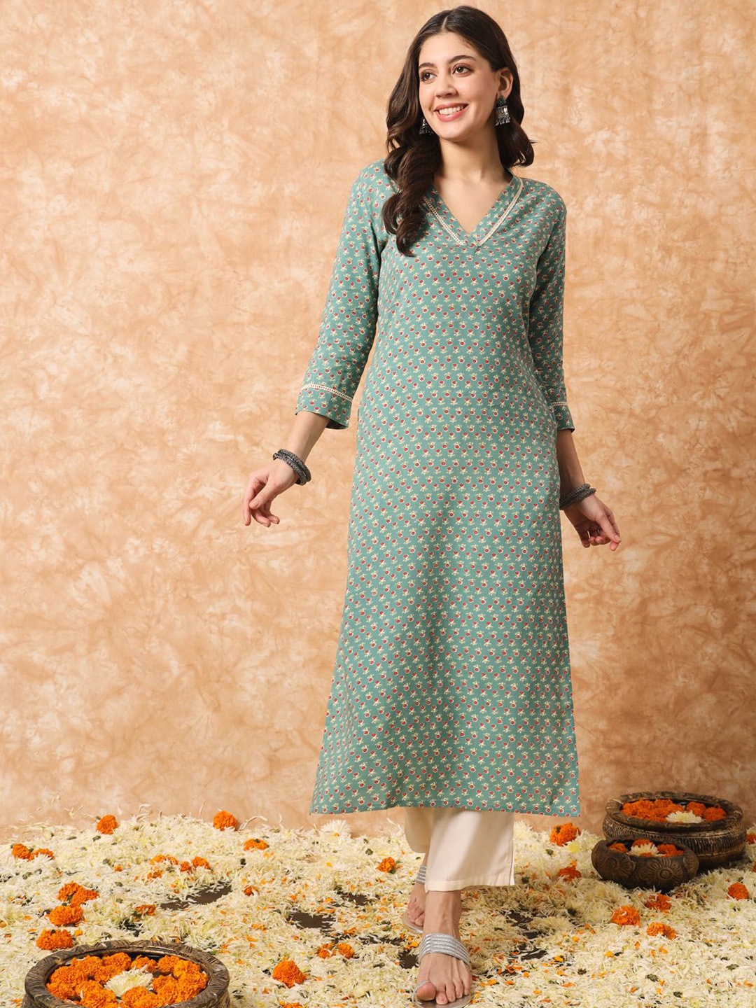 

Meeranshi Ethnic Motifs Printed V-Neck Straight Kurta With Trousers, Green