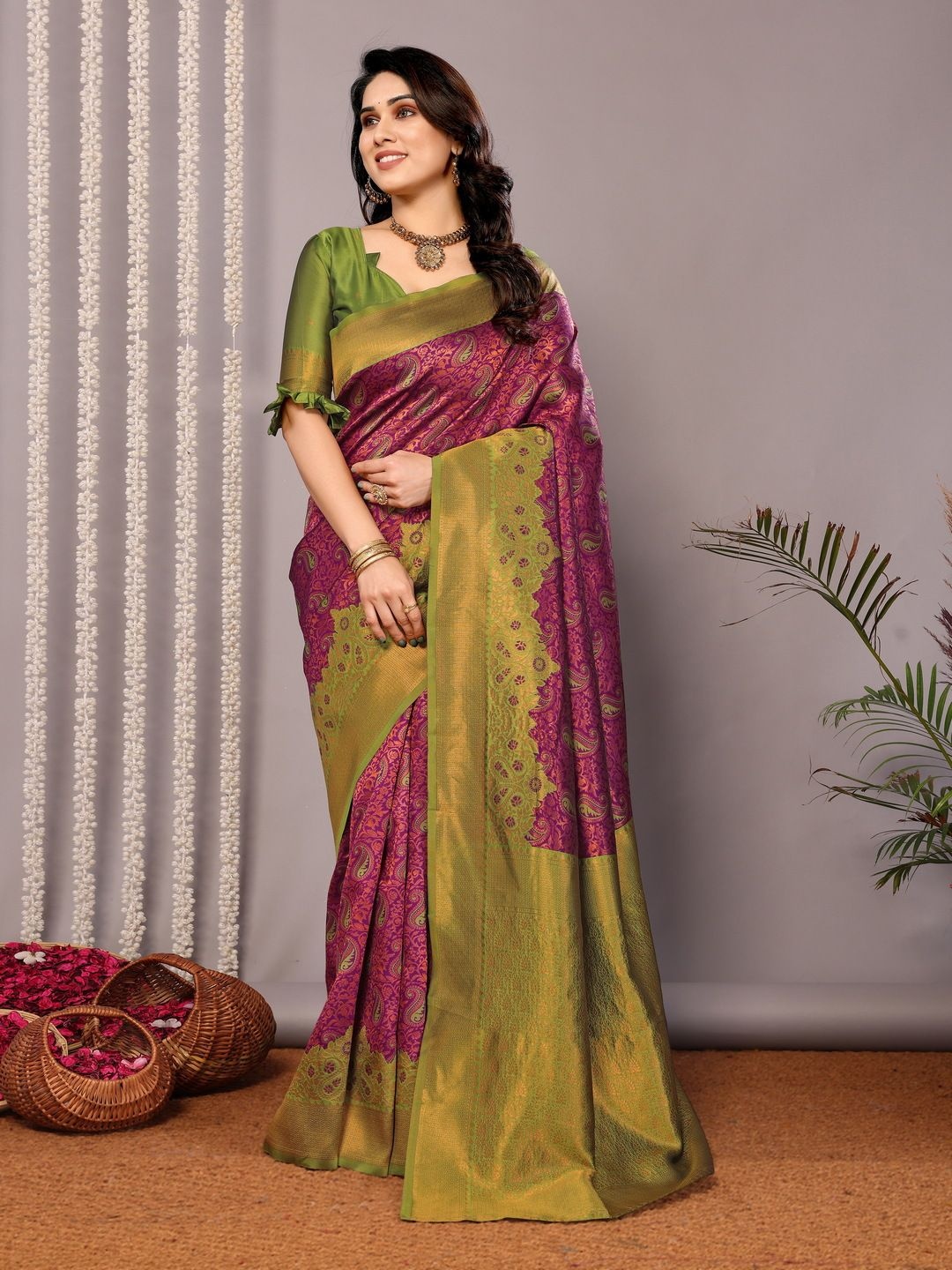 

REALLTREND Woven Design Zari Banarasi Saree, Purple