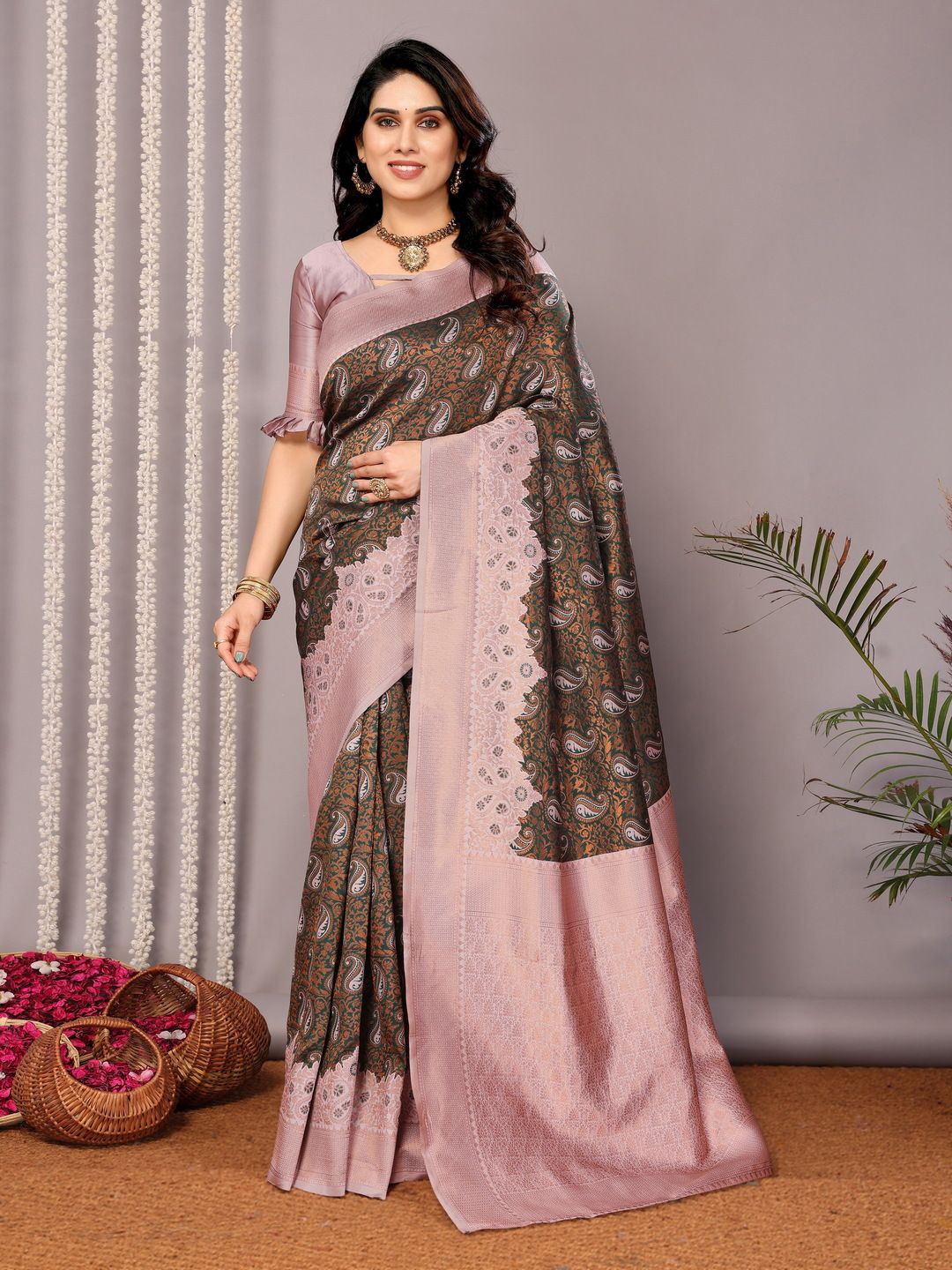 

REALLTREND Woven Design Zari Banarasi Saree, Green