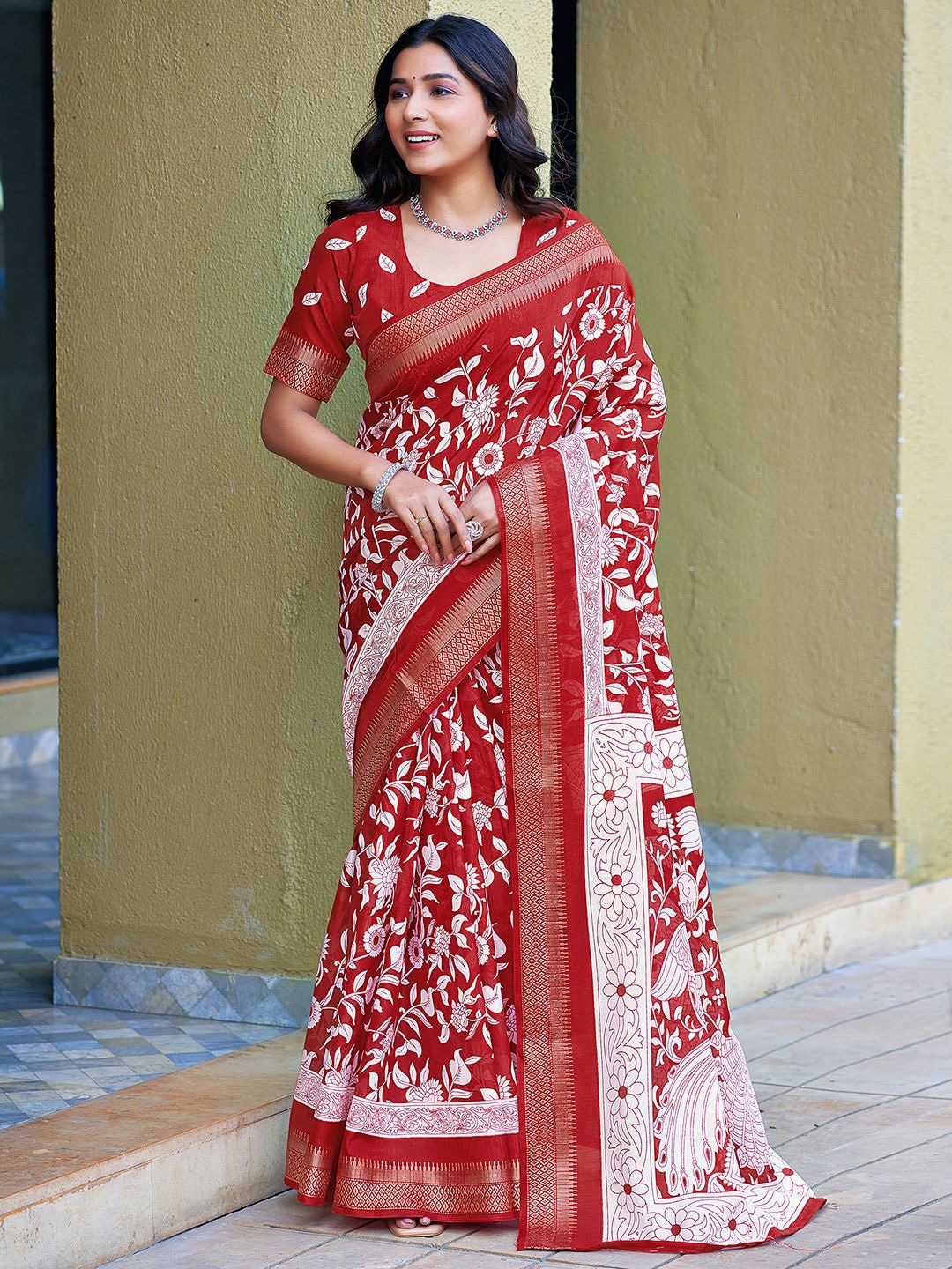 

KALINI Floral Printed Woven Design Saree, Red