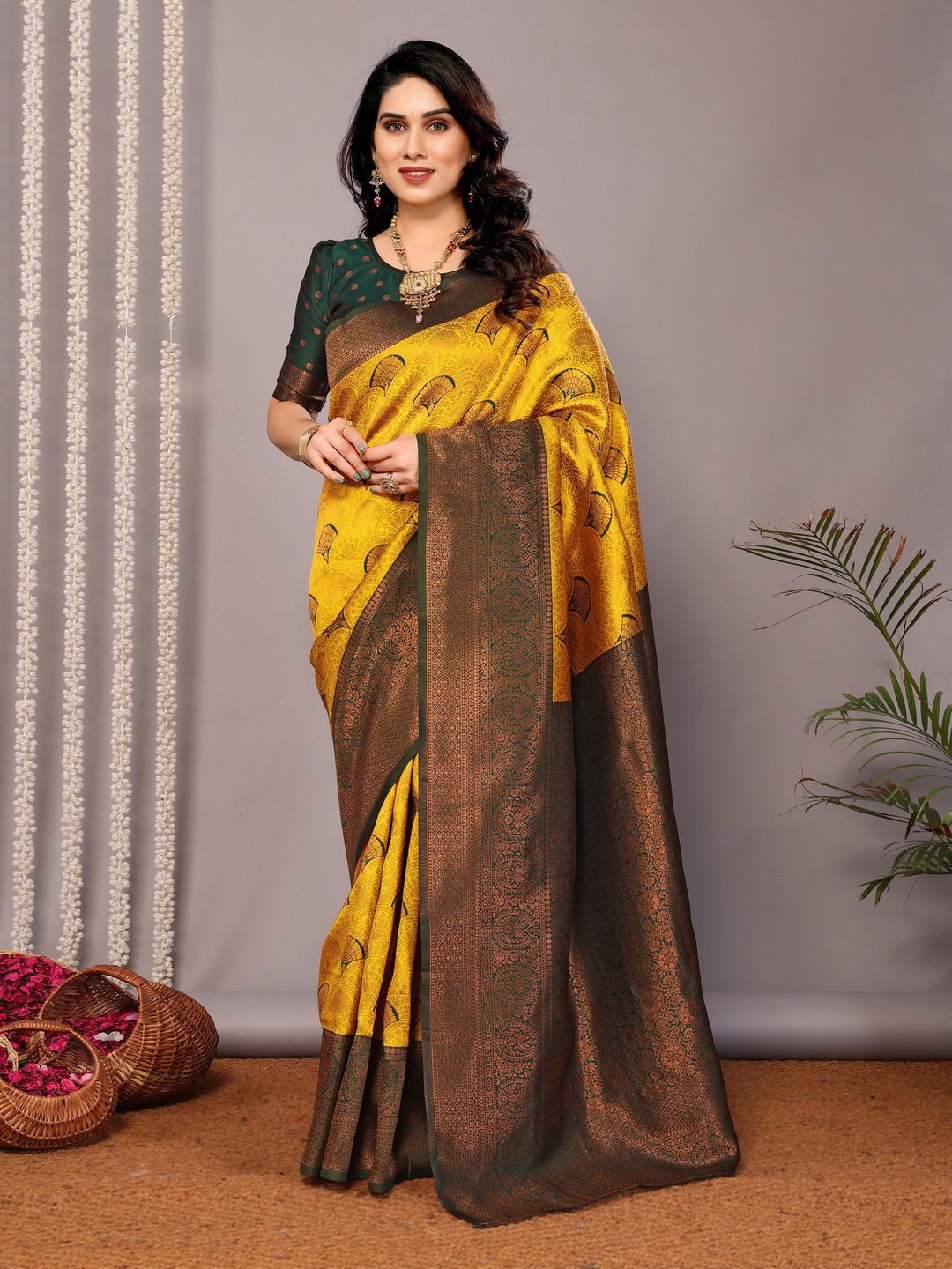 

REALLTREND Woven Design ZariBanarasi Saree, Mustard
