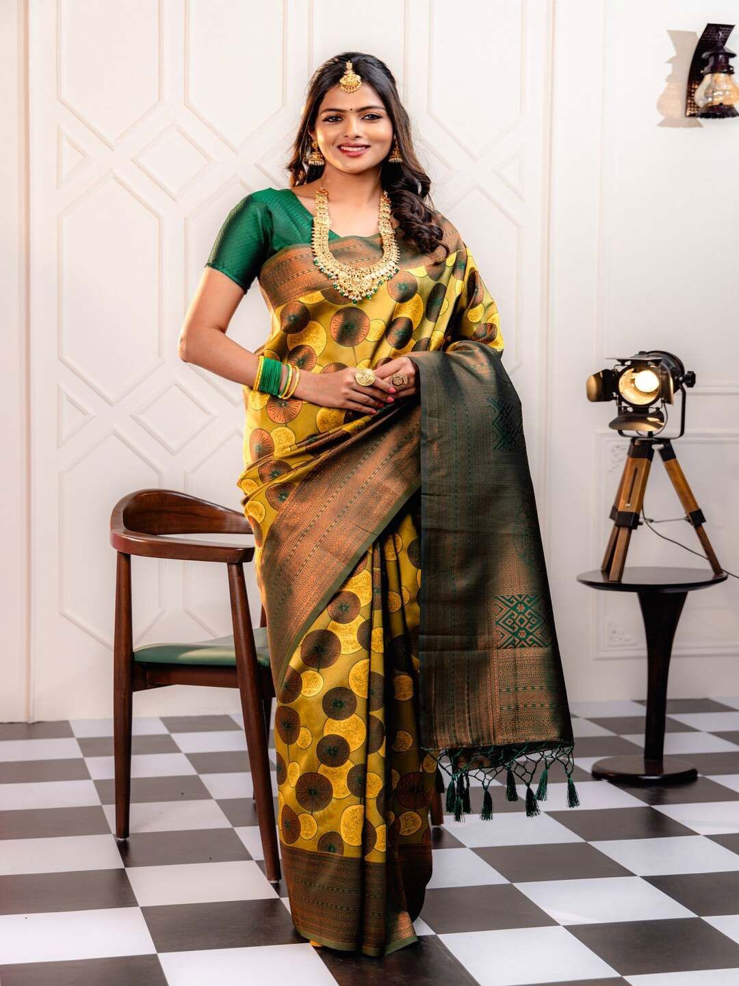 

REALLTREND Woven Design Zari Banarasi Saree, Yellow