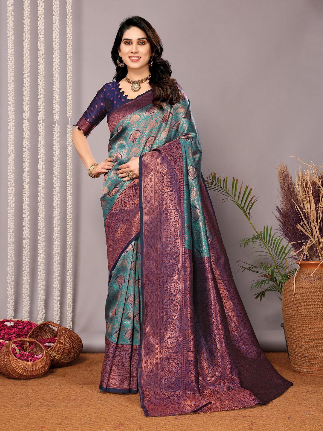 

REALLTREND Woven Design Zari Banarasi Saree, Sea green