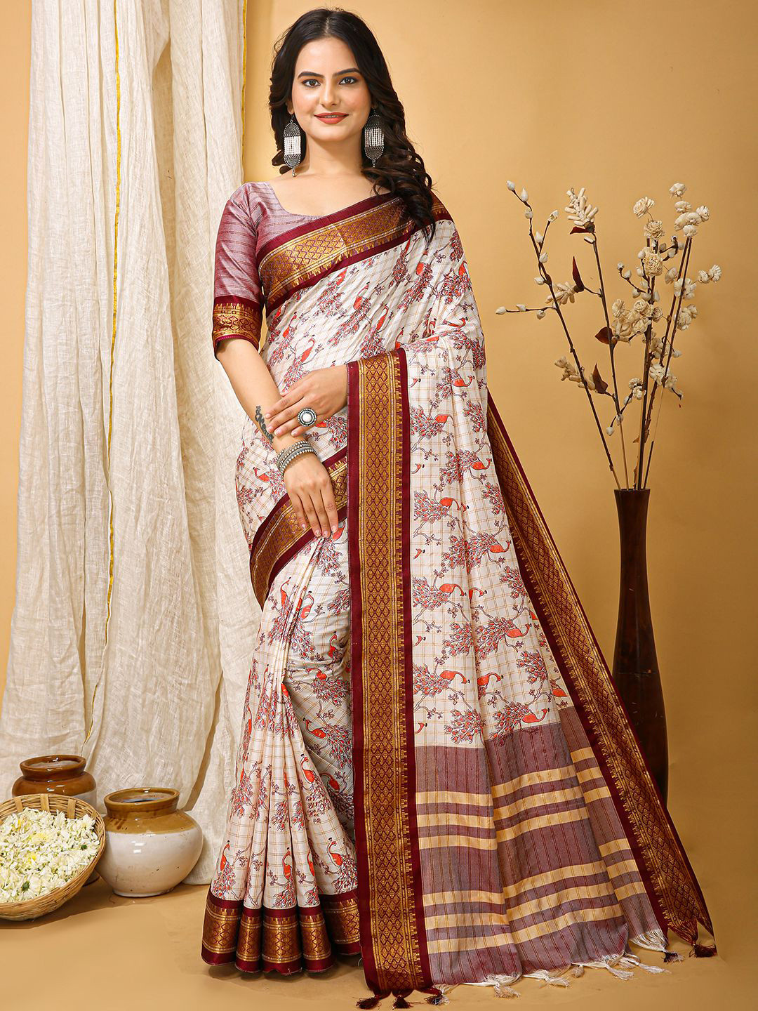 

Mitera Ethnic Motifs Printed Woven Design Saree, Maroon