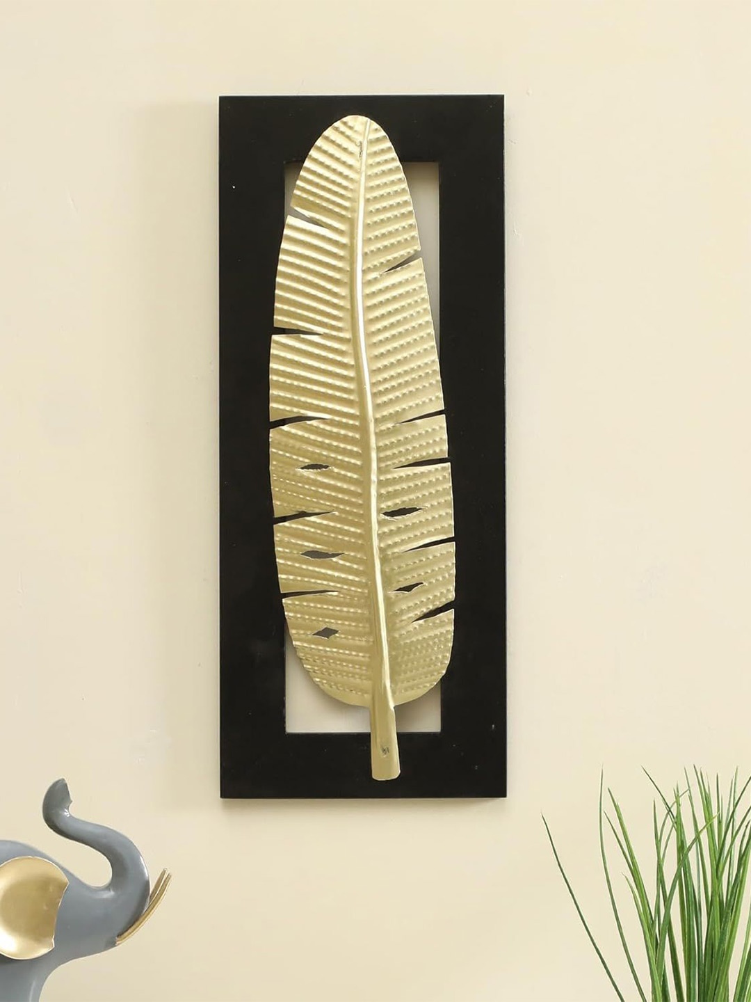 

vedas Mystic Indiana Black & Gold-Toned Textured Vedas Vantara Leaf Wall Decor