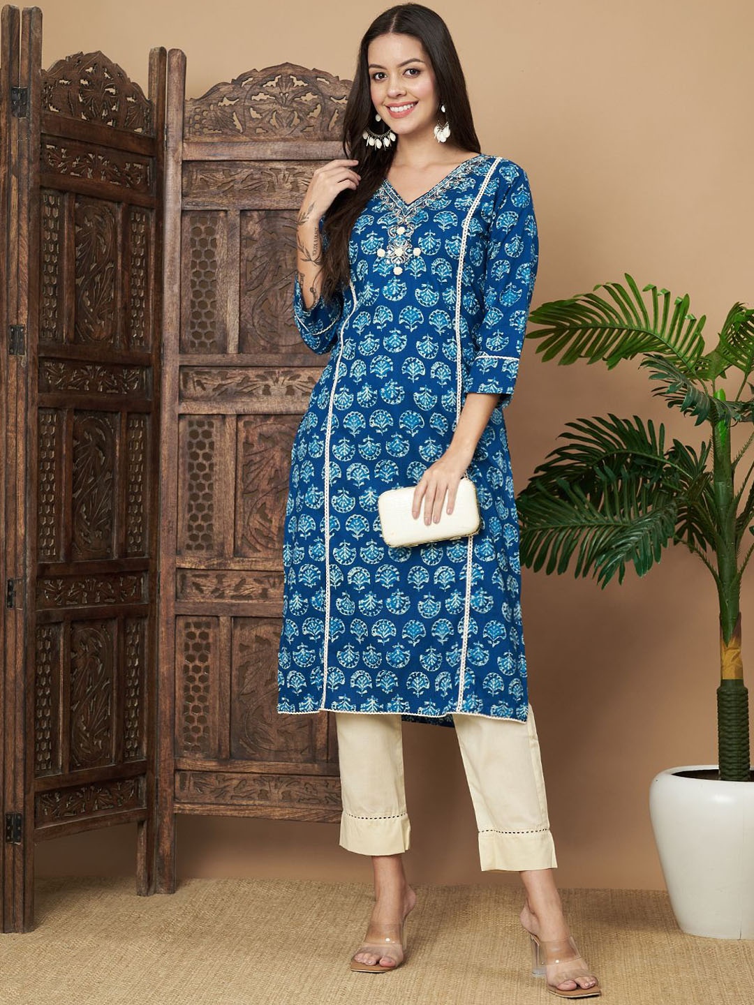 

Label Khoj Floral Printed V-Neck Pure Cotton Straight Kurta With Trousers, Blue