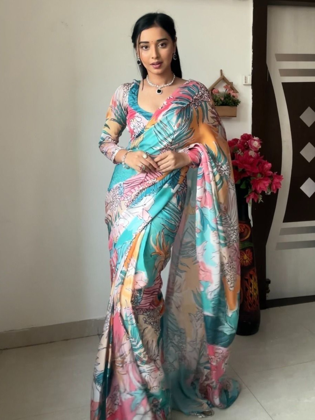 

Upalksh Floral Printed Saree, Green