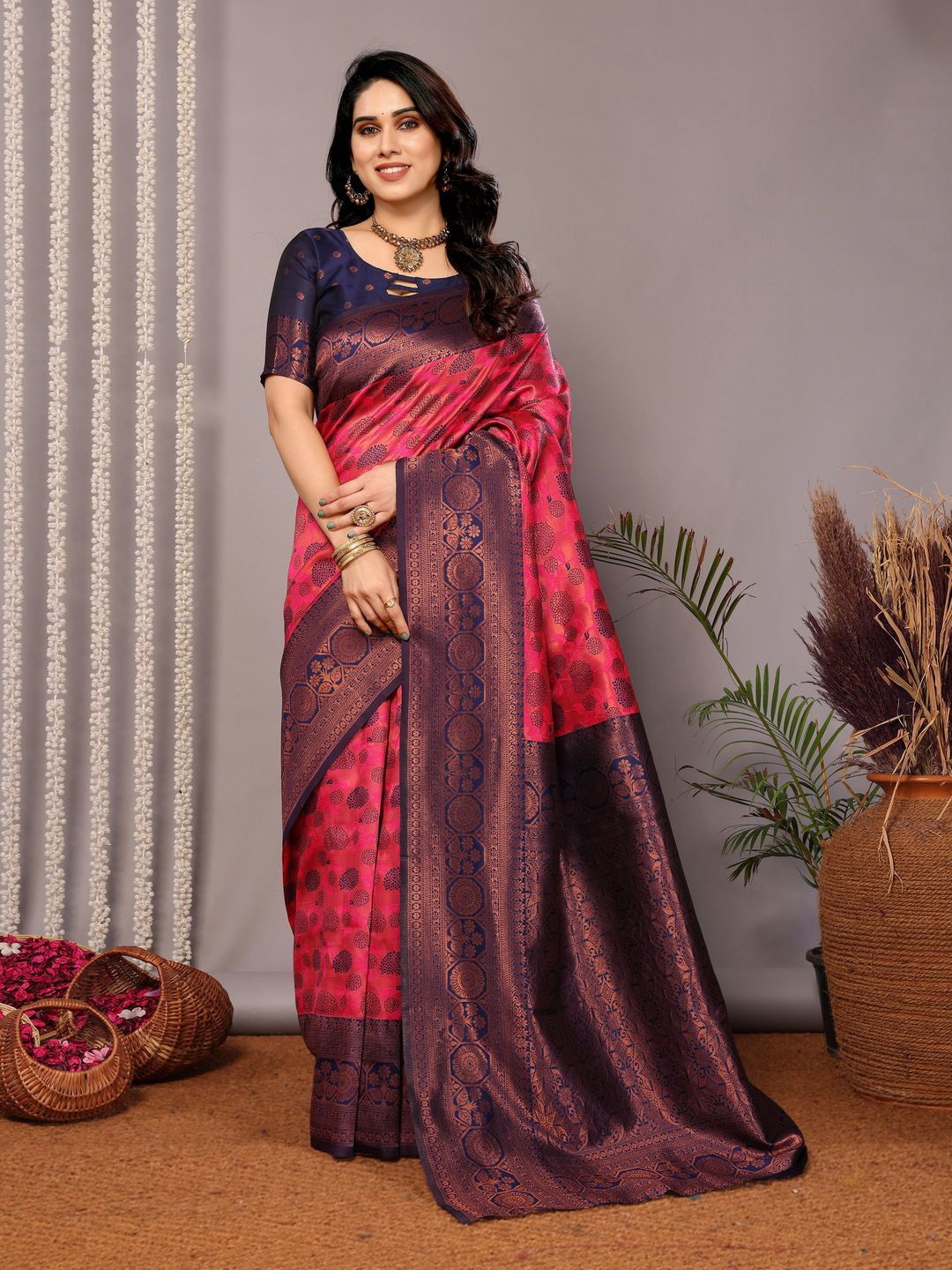 

REALLTREND Woven Design Zari Banarasi Saree, Pink