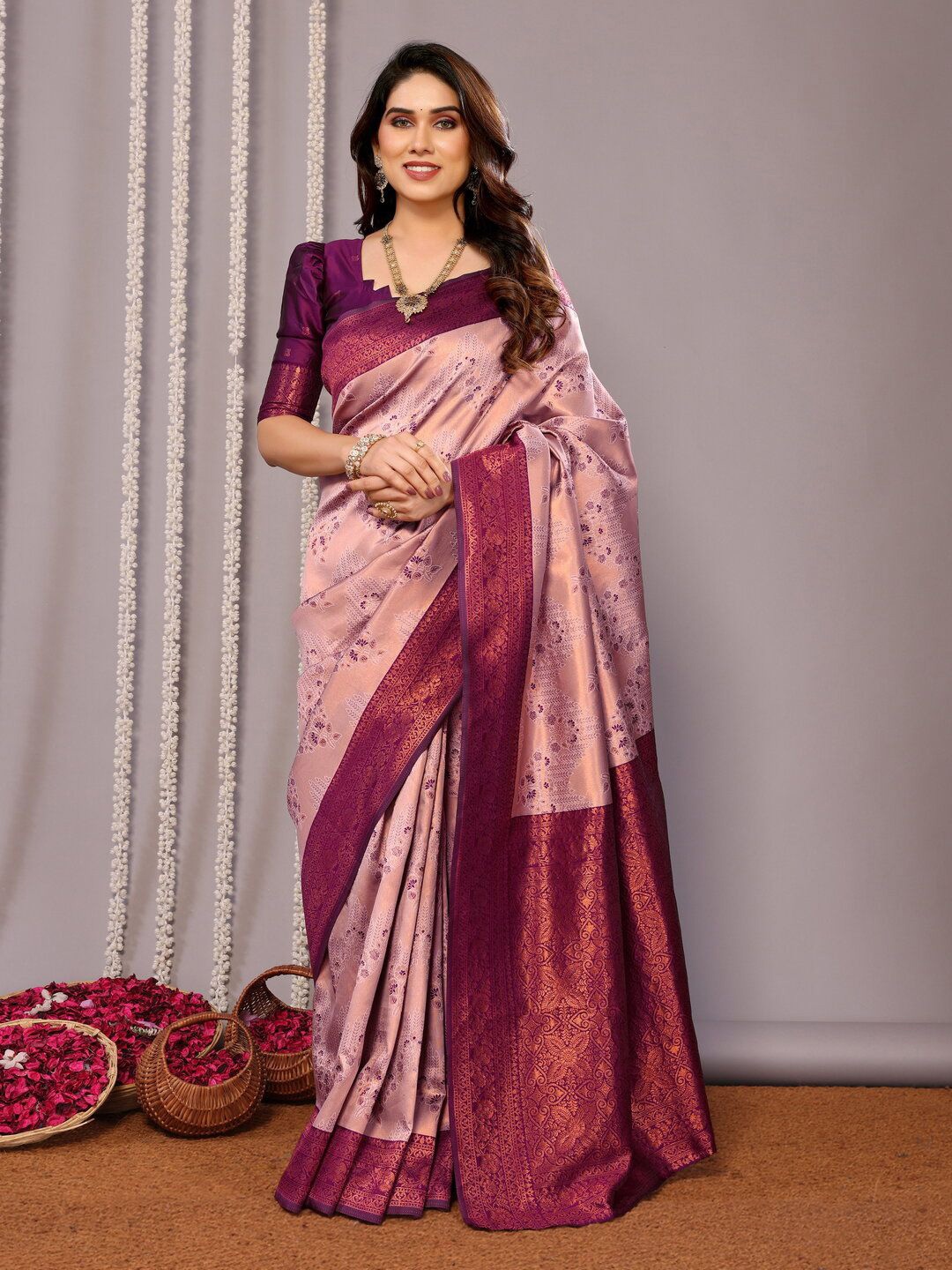 

REALLTREND Floral Women Design Zari Banarasi Saree, Maroon