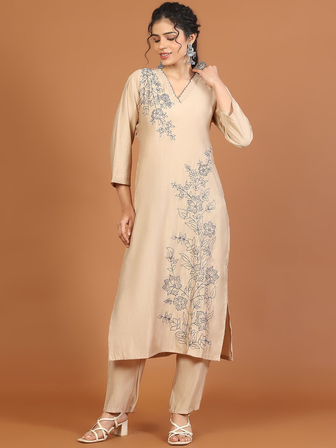 

Meena Bazaar Thread Work V-Neck Straight Kurta With Trousers, Beige