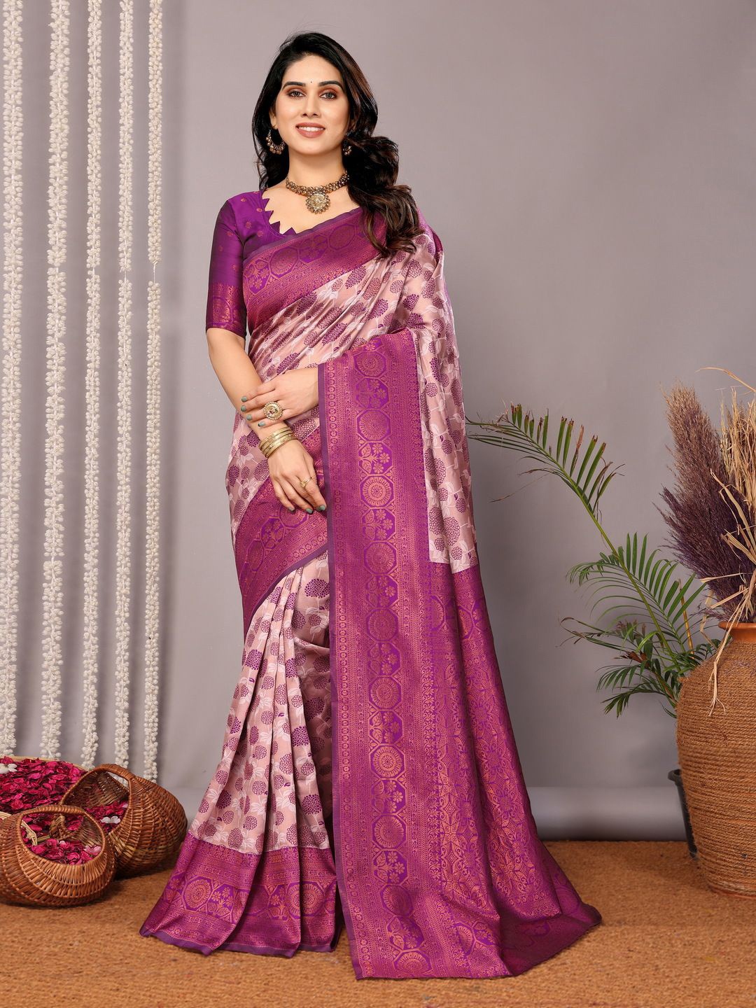 

REALLTREND Woven Design Zari Banarasi Saree, Pink