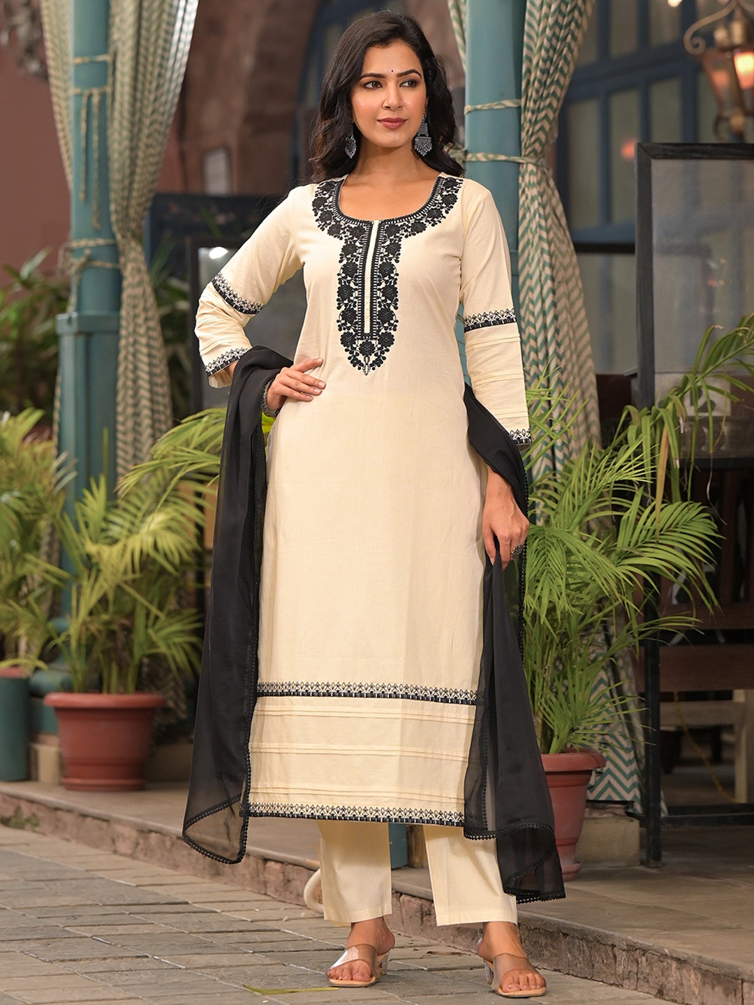 

The Hope Thread Work Round Neck Pure Cotton Kurta With Trousers And Dupatta, Cream